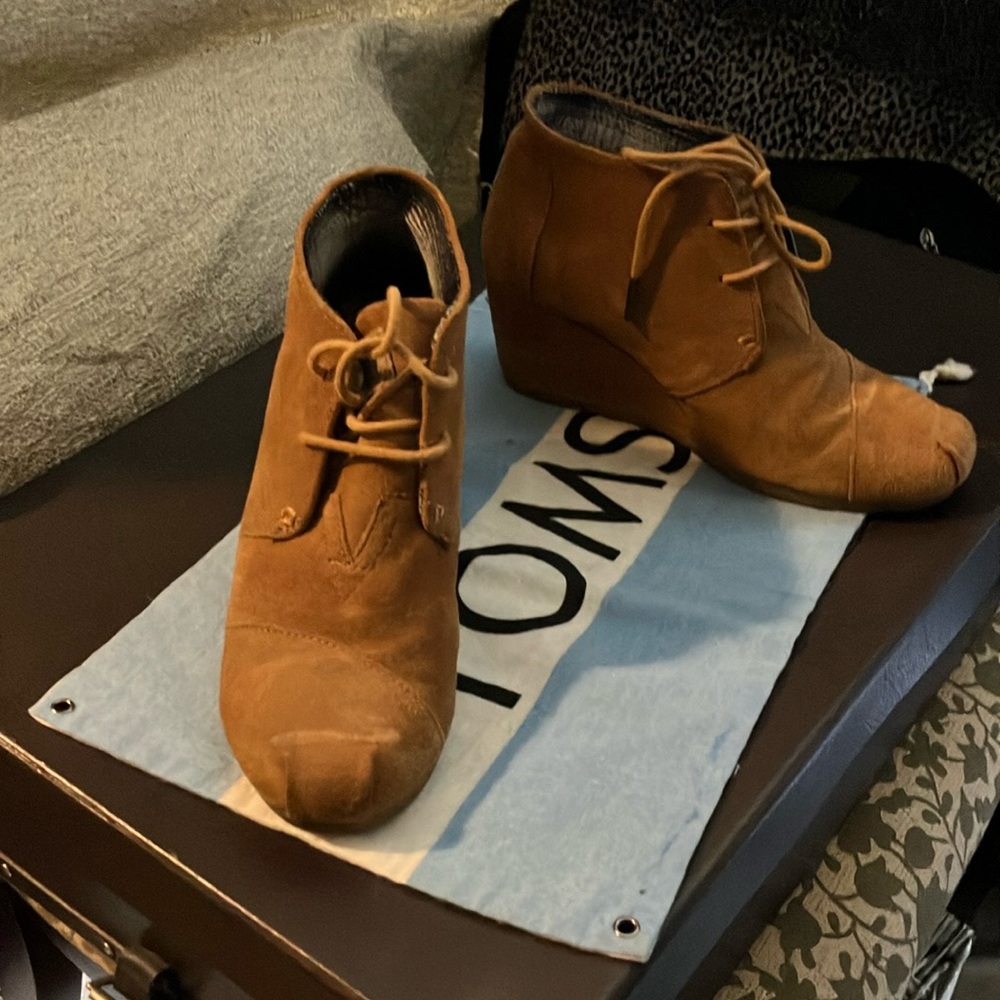 Tom’s suede wedge lace up boot